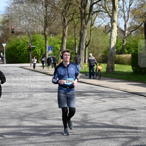 12.04.2026 - 45. Internationalen Wilhelmsburger Insellauf J. Mangold http://msf.ph/oto/9473537 12.04.2026 11:38:27 Ziel 5655, 5656, 3354, 2955 meine-sportfotos.de