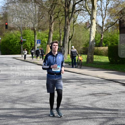 12.04.2026 - 45. Internationalen Wilhelmsburger Insellauf J. Mangold http://msf.ph/oto/9473540 12.04.2026 11:38:27 Ziel 5655, 5656, 3354, 2955 meine-sportfotos.de