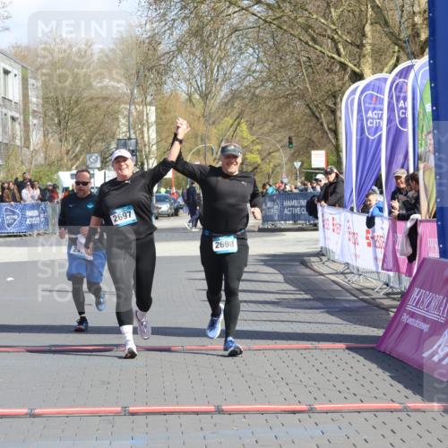 12.04.2026 - 45. Internationalen Wilhelmsburger Insellauf Strokosch-Dieckow http://msf.ph/oto/9473542 12.04.2026 11:30:35 Ziel 2697, 2698, 2476 meine-sportfotos.de