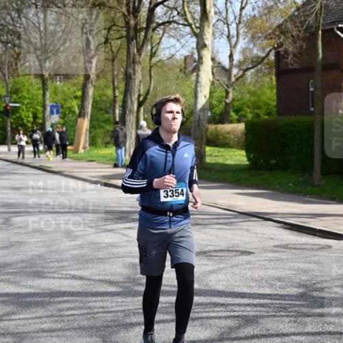 12.04.2026 - 45. Internationalen Wilhelmsburger Insellauf J. Mangold http://msf.ph/oto/9473571 12.04.2026 11:38:28 Ziel 5655, 5656, 3354, 2955, 2955 meine-sportfotos.de