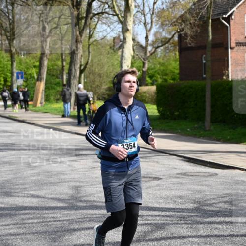 12.04.2026 - 45. Internationalen Wilhelmsburger Insellauf J. Mangold http://msf.ph/oto/9473579 12.04.2026 11:38:28 Ziel 5655, 5656, 3354, 2955, 2955 meine-sportfotos.de