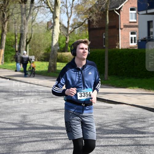 12.04.2026 - 45. Internationalen Wilhelmsburger Insellauf J. Mangold http://msf.ph/oto/9473595 12.04.2026 11:38:29 Ziel 5655, 5656, 3354, 2955 meine-sportfotos.de