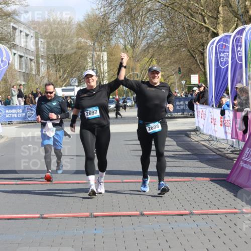 12.04.2026 - 45. Internationalen Wilhelmsburger Insellauf Strokosch-Dieckow http://msf.ph/oto/9473624 12.04.2026 11:30:36 Ziel 2697, 2698, 2476 meine-sportfotos.de