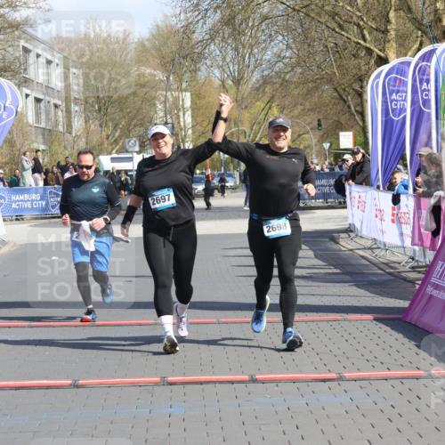 12.04.2026 - 45. Internationalen Wilhelmsburger Insellauf Strokosch-Dieckow http://msf.ph/oto/9473640 12.04.2026 11:30:36 Ziel 2697, 2698, 2476 meine-sportfotos.de
