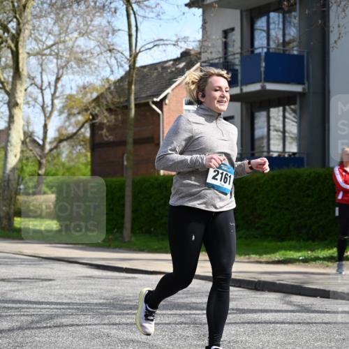 12.04.2026 - 45. Internationalen Wilhelmsburger Insellauf J. Mangold http://msf.ph/oto/9473685 12.04.2026 11:40:08 Ziel 2161, 2872, 4981 meine-sportfotos.de