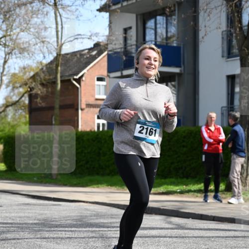 12.04.2026 - 45. Internationalen Wilhelmsburger Insellauf J. Mangold http://msf.ph/oto/9473692 12.04.2026 11:40:08 Ziel 2161, 2872, 4981 meine-sportfotos.de