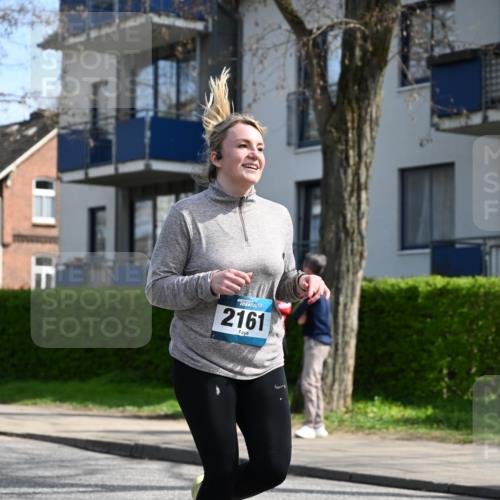 12.04.2026 - 45. Internationalen Wilhelmsburger Insellauf J. Mangold http://msf.ph/oto/9473701 12.04.2026 11:40:08 Ziel 2161, 2872, 4981 meine-sportfotos.de