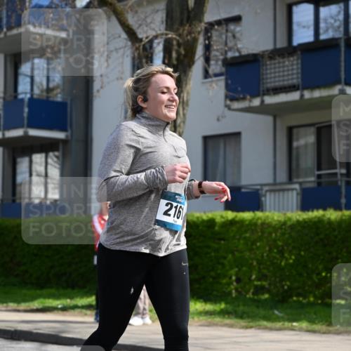 12.04.2026 - 45. Internationalen Wilhelmsburger Insellauf J. Mangold http://msf.ph/oto/9473709 12.04.2026 11:40:08 Ziel 2161, 2872, 4981 meine-sportfotos.de
