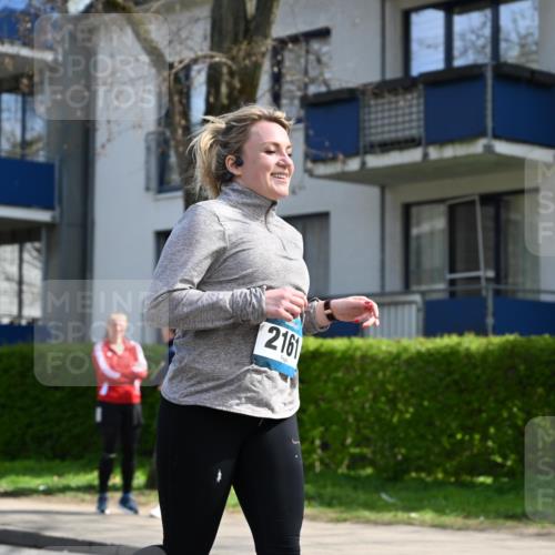 12.04.2026 - 45. Internationalen Wilhelmsburger Insellauf J. Mangold http://msf.ph/oto/9473711 12.04.2026 11:40:09 Ziel 2161, 2872, 4981 meine-sportfotos.de