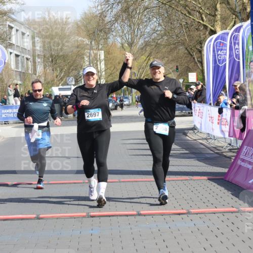 12.04.2026 - 45. Internationalen Wilhelmsburger Insellauf Strokosch-Dieckow http://msf.ph/oto/9473726 12.04.2026 11:30:36 Ziel 2697, 2698, 2476 meine-sportfotos.de