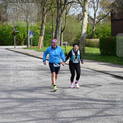 12.04.2026 - 45. Internationalen Wilhelmsburger Insellauf J. Mangold http://msf.ph/oto/9473804 12.04.2026 11:40:54 Ziel 4981, 2693, 5593 meine-sportfotos.de