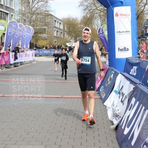 12.04.2026 - 45. Internationalen Wilhelmsburger Insellauf Strokosch-Dieckow http://msf.ph/oto/9473865 12.04.2026 12:54:16 Ziel 5143, 5754, 4592, 4455, 4037, 5784, 5785 meine-sportfotos.de