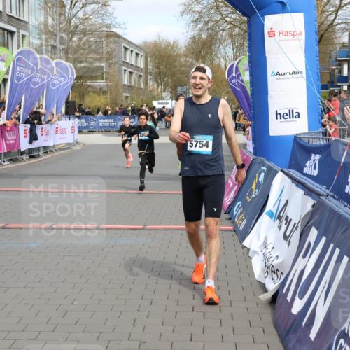 12.04.2026 - 45. Internationalen Wilhelmsburger Insellauf Strokosch-Dieckow http://msf.ph/oto/9473901 12.04.2026 12:54:16 Ziel 5143, 5754, 4592, 4455, 4037, 5784, 5785 meine-sportfotos.de