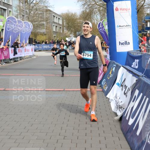 12.04.2026 - 45. Internationalen Wilhelmsburger Insellauf Strokosch-Dieckow http://msf.ph/oto/9473920 12.04.2026 12:54:16 Ziel 5143, 5754, 4592, 4455, 4037, 5784, 5785 meine-sportfotos.de