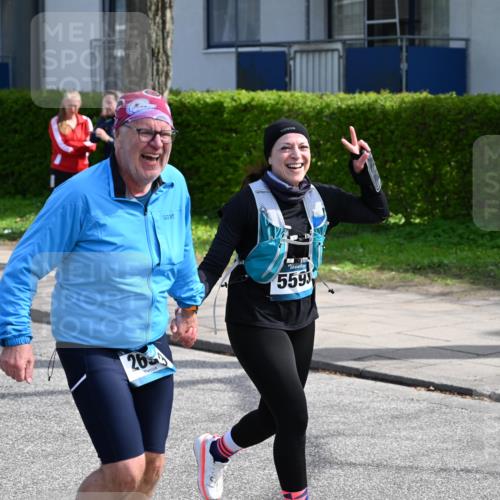 12.04.2026 - 45. Internationalen Wilhelmsburger Insellauf J. Mangold http://msf.ph/oto/9473935 12.04.2026 11:40:57 Ziel 4981, 2693, 5593 meine-sportfotos.de