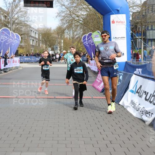 12.04.2026 - 45. Internationalen Wilhelmsburger Insellauf Strokosch-Dieckow http://msf.ph/oto/9473938 12.04.2026 12:54:19 Ziel 4455, 4037, 5784, 5785, 4658 meine-sportfotos.de