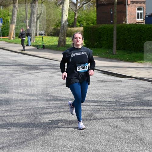12.04.2026 - 45. Internationalen Wilhelmsburger Insellauf J. Mangold http://msf.ph/oto/9473967 12.04.2026 11:41:46 Ziel 2564, 2722 meine-sportfotos.de