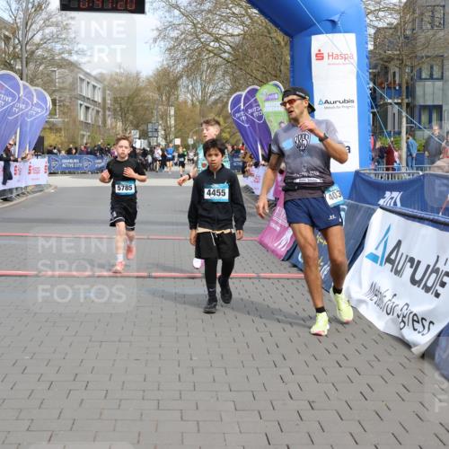 12.04.2026 - 45. Internationalen Wilhelmsburger Insellauf Strokosch-Dieckow http://msf.ph/oto/9473994 12.04.2026 12:54:19 Ziel 4455, 4037, 5784, 5785, 4658 meine-sportfotos.de