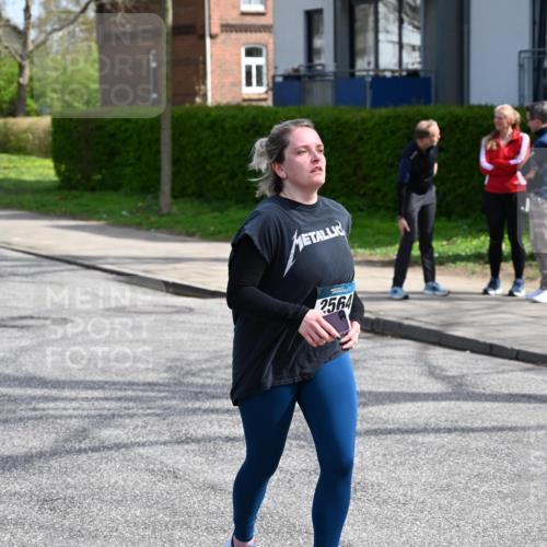 12.04.2026 - 45. Internationalen Wilhelmsburger Insellauf J. Mangold http://msf.ph/oto/9474004 12.04.2026 11:41:46 Ziel 2564, 2722 meine-sportfotos.de