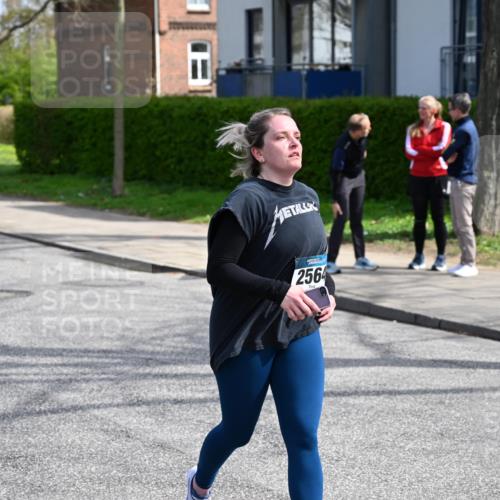 12.04.2026 - 45. Internationalen Wilhelmsburger Insellauf J. Mangold http://msf.ph/oto/9474006 12.04.2026 11:41:47 Ziel 2564, 2722 meine-sportfotos.de