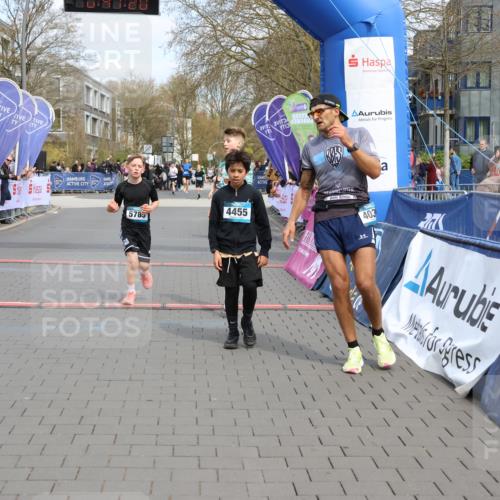 12.04.2026 - 45. Internationalen Wilhelmsburger Insellauf Strokosch-Dieckow http://msf.ph/oto/9474012 12.04.2026 12:54:20 Ziel 4455, 4037, 5784, 5785, 4658 meine-sportfotos.de