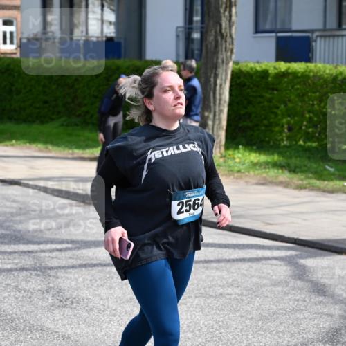 12.04.2026 - 45. Internationalen Wilhelmsburger Insellauf J. Mangold http://msf.ph/oto/9474021 12.04.2026 11:41:47 Ziel 2564, 2722 meine-sportfotos.de