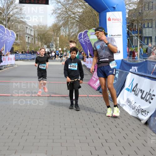 12.04.2026 - 45. Internationalen Wilhelmsburger Insellauf Strokosch-Dieckow http://msf.ph/oto/9474025 12.04.2026 12:54:20 Ziel 4455, 4037, 5784, 5785, 4658 meine-sportfotos.de