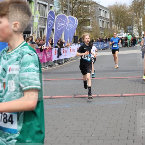 12.04.2026 - 45. Internationalen Wilhelmsburger Insellauf Strokosch-Dieckow http://msf.ph/oto/9474075 12.04.2026 12:54:27 Ziel 5787, 3254, 5788 meine-sportfotos.de