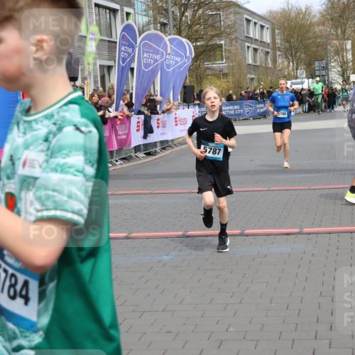 12.04.2026 - 45. Internationalen Wilhelmsburger Insellauf Strokosch-Dieckow http://msf.ph/oto/9474112 12.04.2026 12:54:28 Ziel 5787, 3254, 5788 meine-sportfotos.de