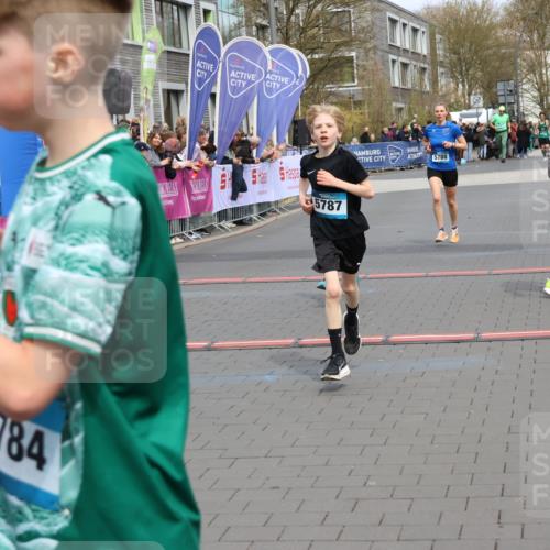 12.04.2026 - 45. Internationalen Wilhelmsburger Insellauf Strokosch-Dieckow http://msf.ph/oto/9474135 12.04.2026 12:54:28 Ziel 5787, 3254, 5788 meine-sportfotos.de