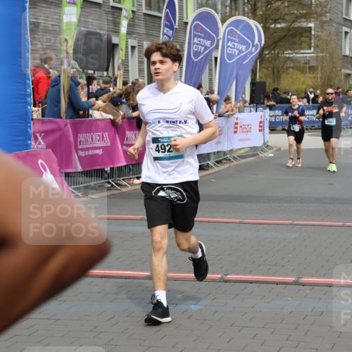 12.04.2026 - 45. Internationalen Wilhelmsburger Insellauf Strokosch-Dieckow http://msf.ph/oto/9474410 12.04.2026 12:54:46 Ziel 4924, 5630, 5858, 3661, 2852 meine-sportfotos.de