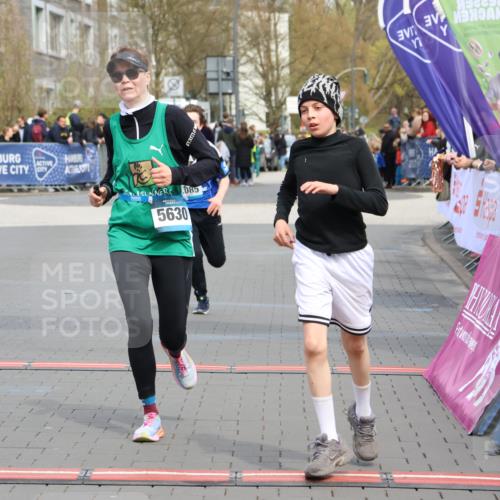 12.04.2026 - 45. Internationalen Wilhelmsburger Insellauf Strokosch-Dieckow http://msf.ph/oto/9474521 12.04.2026 12:54:49 Ziel 5630, 5858, 3661, 2852, 2085 meine-sportfotos.de