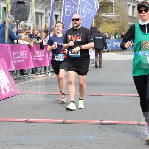 12.04.2026 - 45. Internationalen Wilhelmsburger Insellauf Strokosch-Dieckow http://msf.ph/oto/9474557 12.04.2026 12:54:50 Ziel 5630, 5858, 3661, 2852, 2085 meine-sportfotos.de