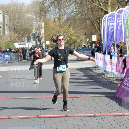 12.04.2026 - 45. Internationalen Wilhelmsburger Insellauf Strokosch-Dieckow http://msf.ph/oto/9474798 12.04.2026 11:31:35 Ziel 2524 meine-sportfotos.de