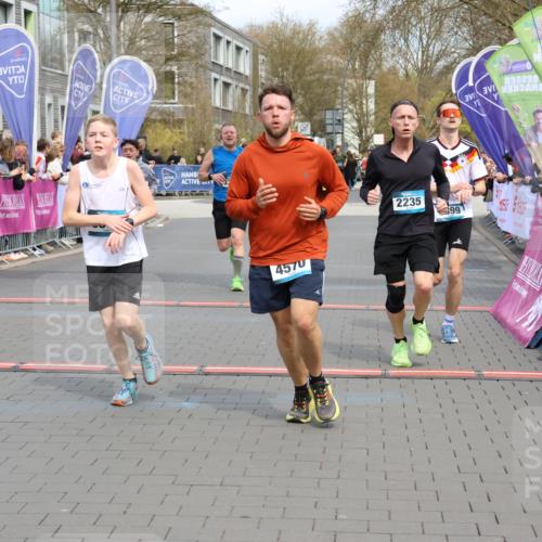 12.04.2026 - 45. Internationalen Wilhelmsburger Insellauf Strokosch-Dieckow http://msf.ph/oto/9475203 12.04.2026 12:55:28 Ziel 4570, 3302, 2235, 3899, 3300, 5213 meine-sportfotos.de