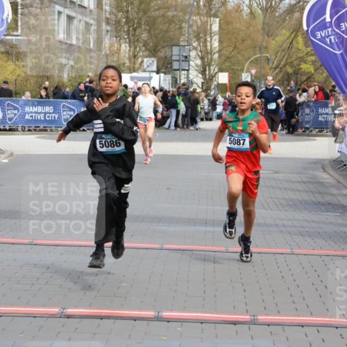 12.04.2026 - 45. Internationalen Wilhelmsburger Insellauf Strokosch-Dieckow http://msf.ph/oto/9475216 12.04.2026 12:55:34 Ziel 3411, 4041, 5086, 5087 meine-sportfotos.de