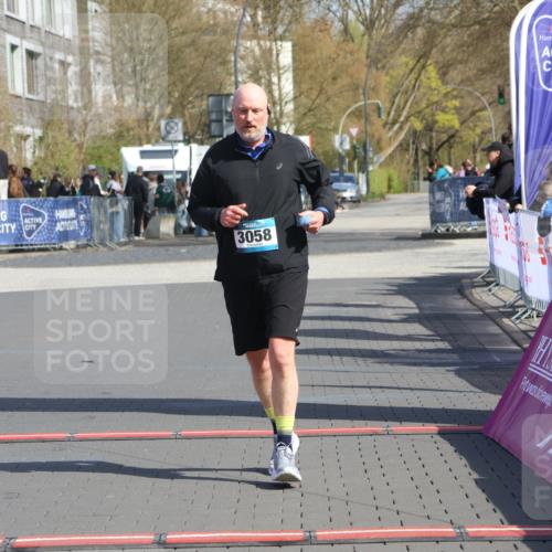 12.04.2026 - 45. Internationalen Wilhelmsburger Insellauf Strokosch-Dieckow http://msf.ph/oto/9475370 12.04.2026 11:31:57 Ziel 3058 meine-sportfotos.de