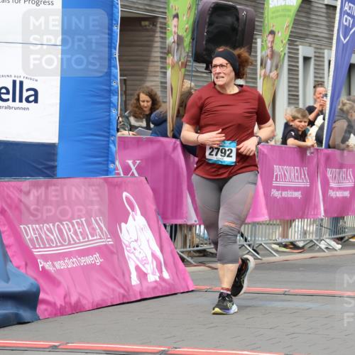 12.04.2026 - 45. Internationalen Wilhelmsburger Insellauf Strokosch-Dieckow http://msf.ph/oto/9475448 12.04.2026 13:32:30 Ziel 2792, 3632, 3628 meine-sportfotos.de