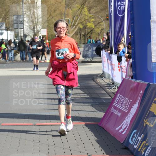 12.04.2026 - 45. Internationalen Wilhelmsburger Insellauf Strokosch-Dieckow http://msf.ph/oto/9475532 12.04.2026 11:32:54 Ziel 4950 meine-sportfotos.de