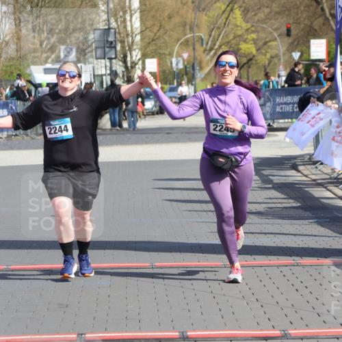 12.04.2026 - 45. Internationalen Wilhelmsburger Insellauf Strokosch-Dieckow http://msf.ph/oto/9475624 12.04.2026 11:33:04 Ziel 2244, 2245 meine-sportfotos.de