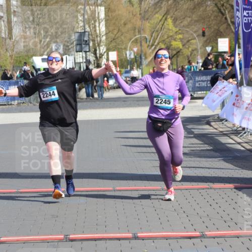 12.04.2026 - 45. Internationalen Wilhelmsburger Insellauf Strokosch-Dieckow http://msf.ph/oto/9475632 12.04.2026 11:33:05 Ziel 2244, 2245 meine-sportfotos.de