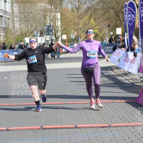 12.04.2026 - 45. Internationalen Wilhelmsburger Insellauf Strokosch-Dieckow http://msf.ph/oto/9475661 12.04.2026 11:33:05 Ziel 2244, 2245 meine-sportfotos.de