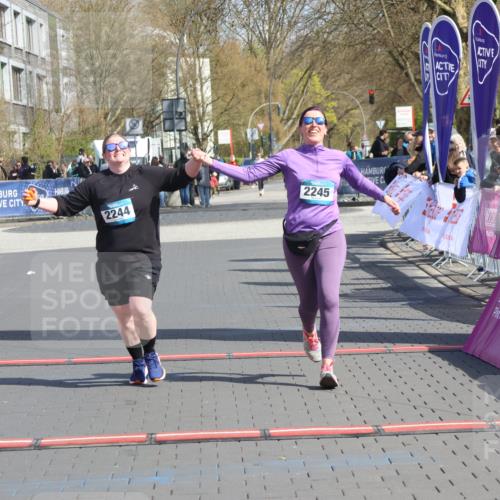 12.04.2026 - 45. Internationalen Wilhelmsburger Insellauf Strokosch-Dieckow http://msf.ph/oto/9475689 12.04.2026 11:33:05 Ziel 2244, 2245 meine-sportfotos.de