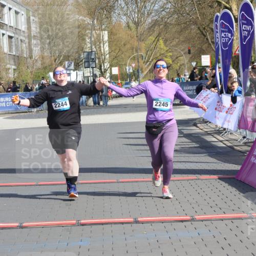 12.04.2026 - 45. Internationalen Wilhelmsburger Insellauf Strokosch-Dieckow http://msf.ph/oto/9475704 12.04.2026 11:33:05 Ziel 2244, 2245 meine-sportfotos.de