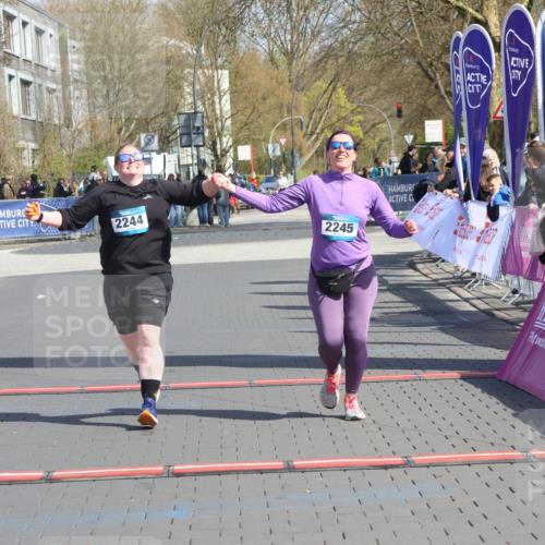 12.04.2026 - 45. Internationalen Wilhelmsburger Insellauf Strokosch-Dieckow http://msf.ph/oto/9475718 12.04.2026 11:33:05 Ziel 2244, 2245 meine-sportfotos.de