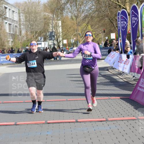12.04.2026 - 45. Internationalen Wilhelmsburger Insellauf Strokosch-Dieckow http://msf.ph/oto/9475763 12.04.2026 11:33:05 Ziel 2244, 2245 meine-sportfotos.de