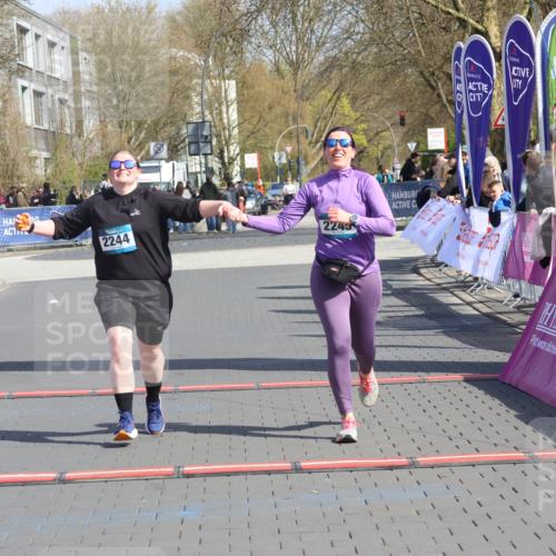 12.04.2026 - 45. Internationalen Wilhelmsburger Insellauf Strokosch-Dieckow http://msf.ph/oto/9475777 12.04.2026 11:33:05 Ziel 2244, 2245 meine-sportfotos.de