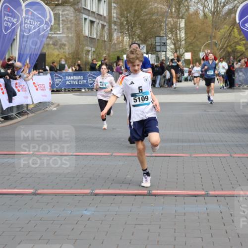 12.04.2026 - 45. Internationalen Wilhelmsburger Insellauf Strokosch-Dieckow http://msf.ph/oto/9475878 12.04.2026 12:56:04 Ziel 5109, 5361, 4811 meine-sportfotos.de