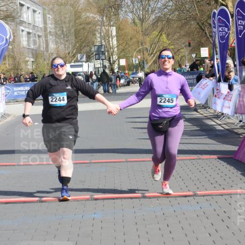 12.04.2026 - 45. Internationalen Wilhelmsburger Insellauf Strokosch-Dieckow http://msf.ph/oto/9475880 12.04.2026 11:33:06 Ziel 2244, 2245 meine-sportfotos.de