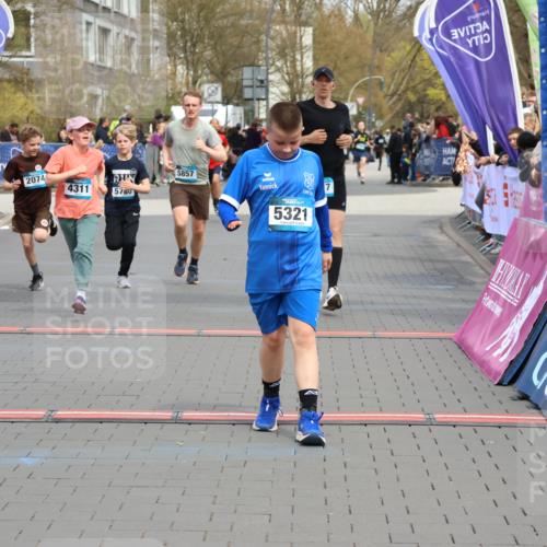 12.04.2026 - 45. Internationalen Wilhelmsburger Insellauf Strokosch-Dieckow http://msf.ph/oto/9476200 12.04.2026 12:56:21 Ziel 5321, 4311, 2017, 2074, 5780, 5857 meine-sportfotos.de